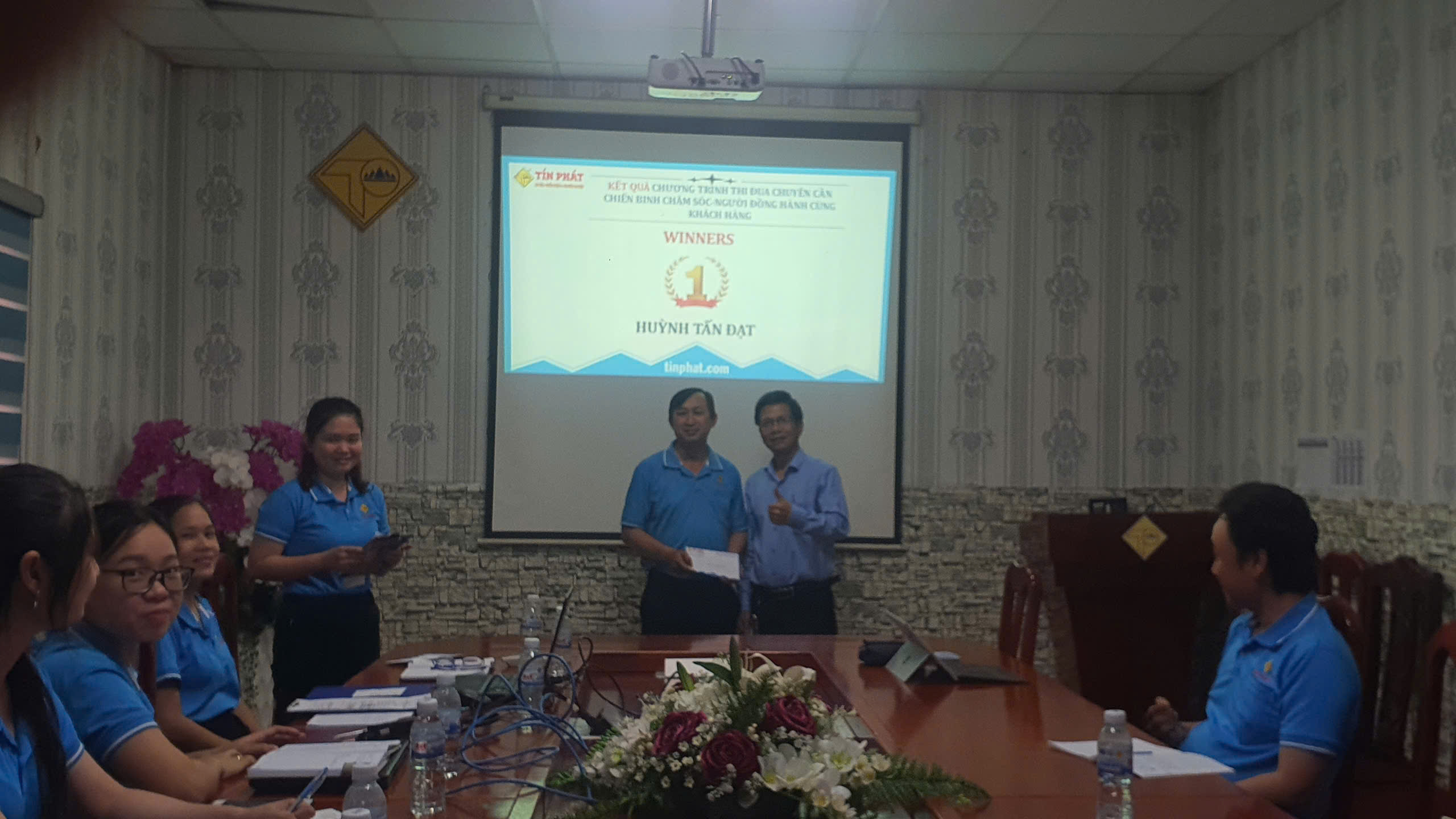 Anh: HUỲNH TẤN ĐẠT - Đạt Giải Nhất thi đua chuyên cần Chiến binh chăm sóc - Người đồng hành cùng Khách hàng